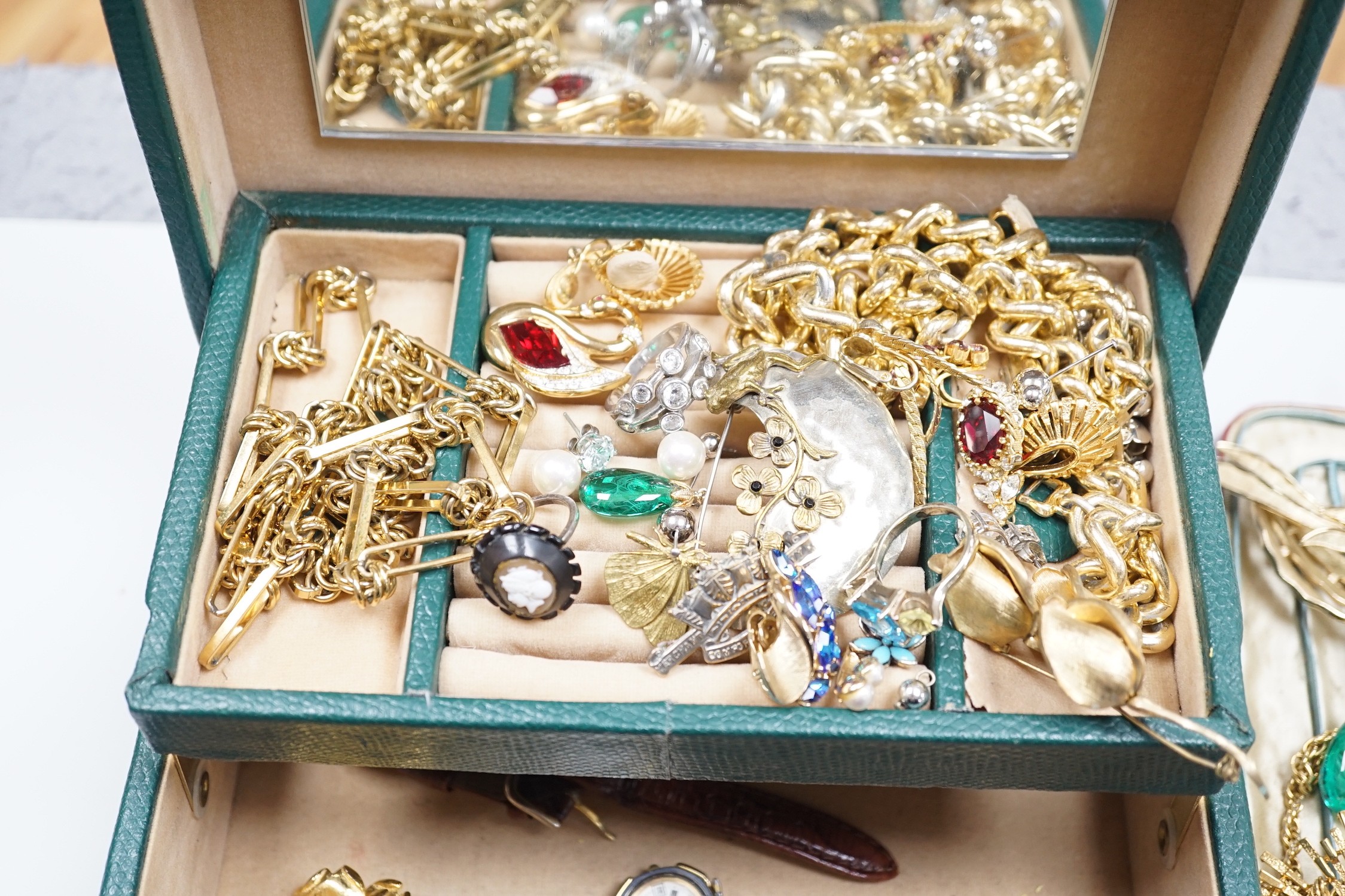 A quantity of assorted costume jewellery.